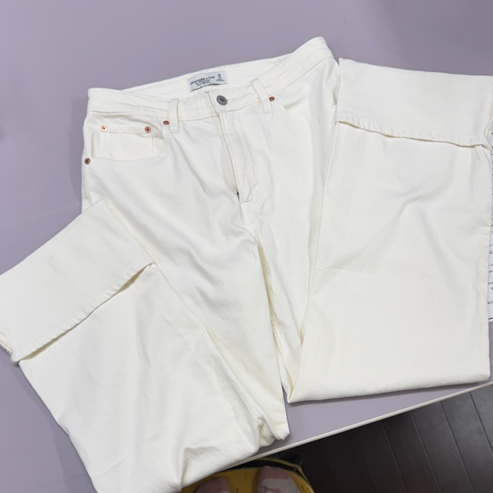 Abercrombie & Fitch Cream Relaxed Jeans Timeless Style